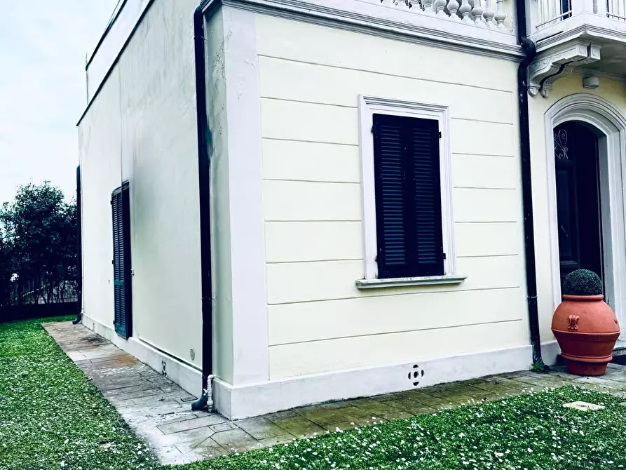 Immagine 25 di Villa in vendita  a Pisa