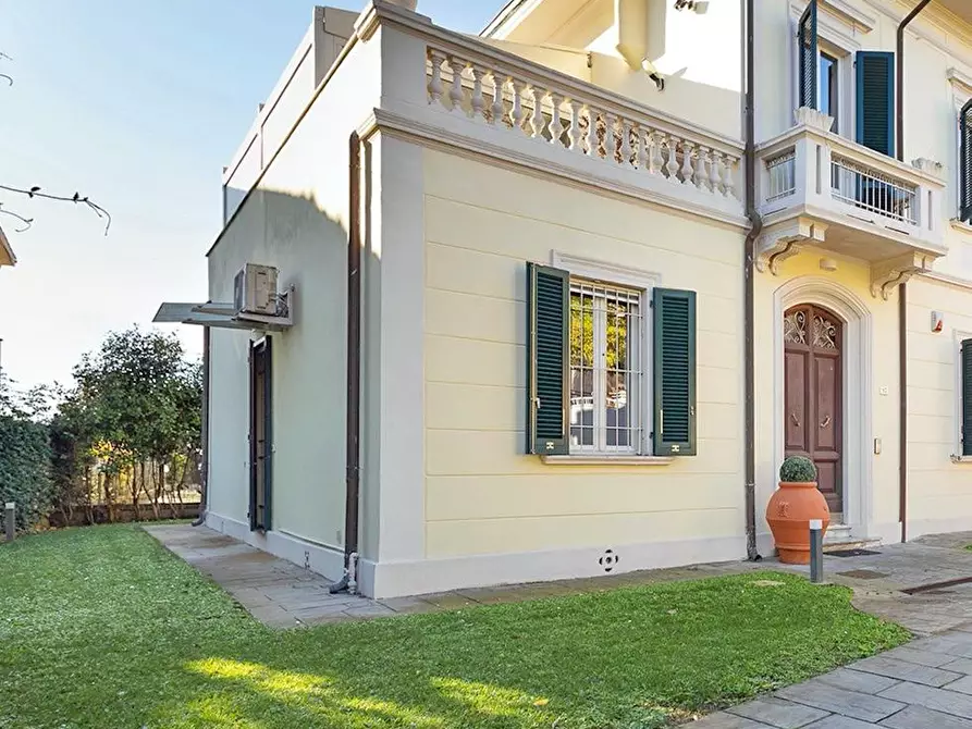 Immagine 2 di Villa in vendita  a Pisa