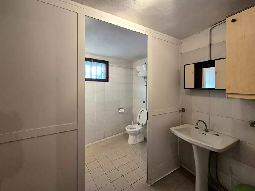 Immagine 16 di Locale commerciale in vendita  a Capannori