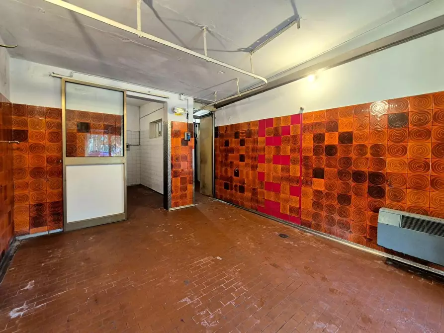 Immagine 10 di Locale commerciale in vendita  a Capannori