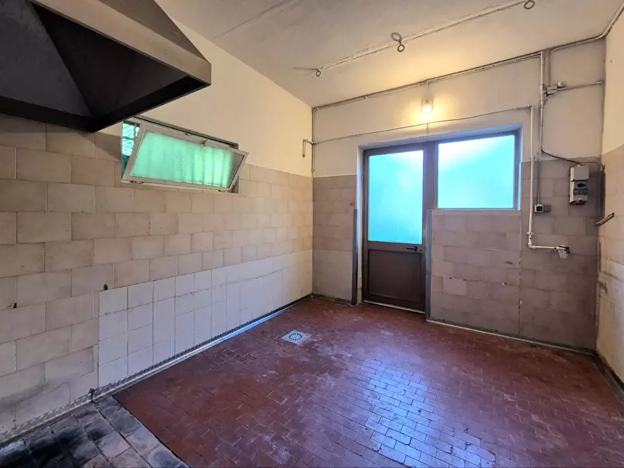 Immagine 12 di Locale commerciale in vendita  a Capannori