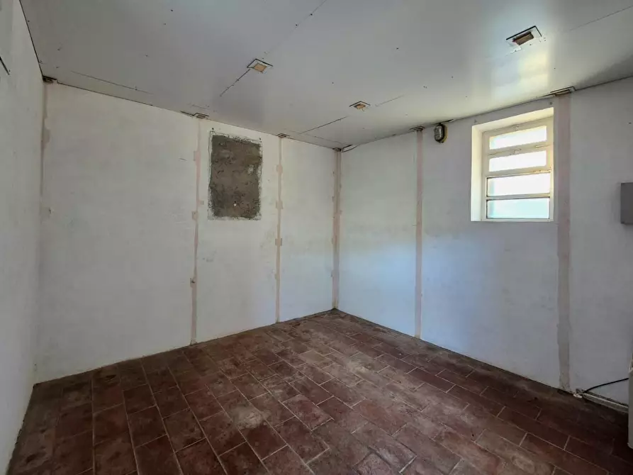 Immagine 14 di Locale commerciale in vendita  a Capannori