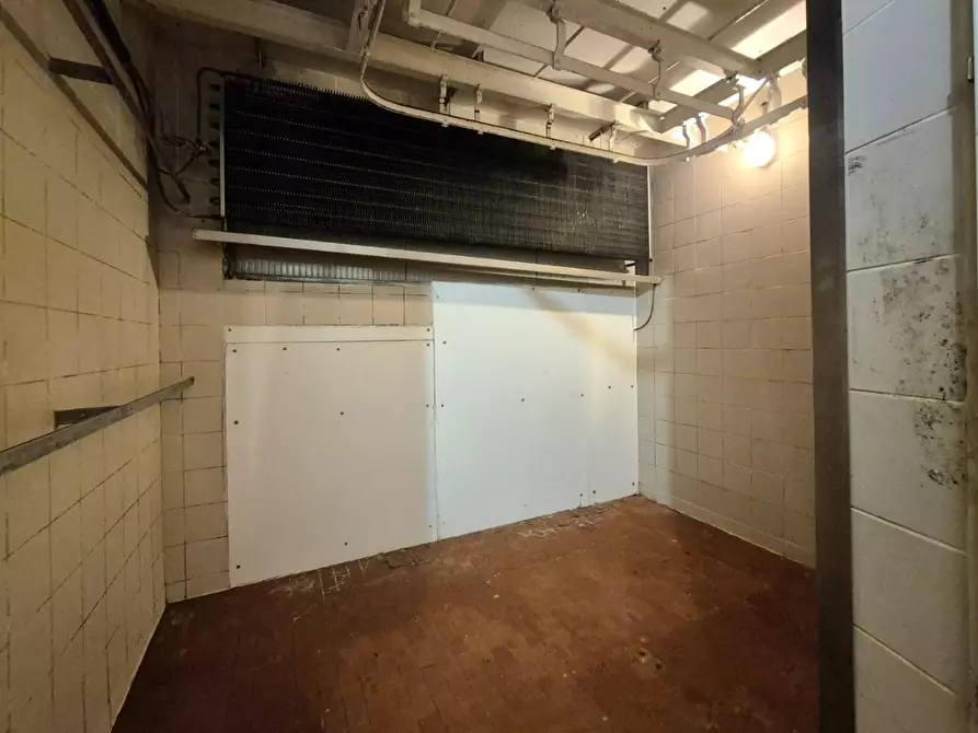 Immagine 15 di Locale commerciale in vendita  a Capannori
