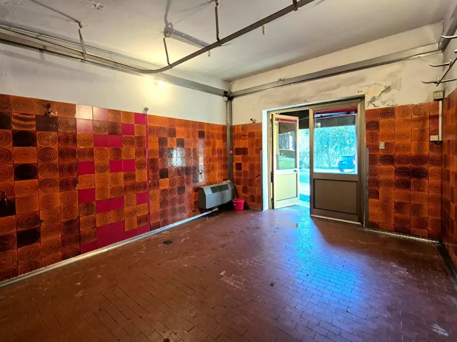 Immagine 9 di Locale commerciale in vendita  a Capannori