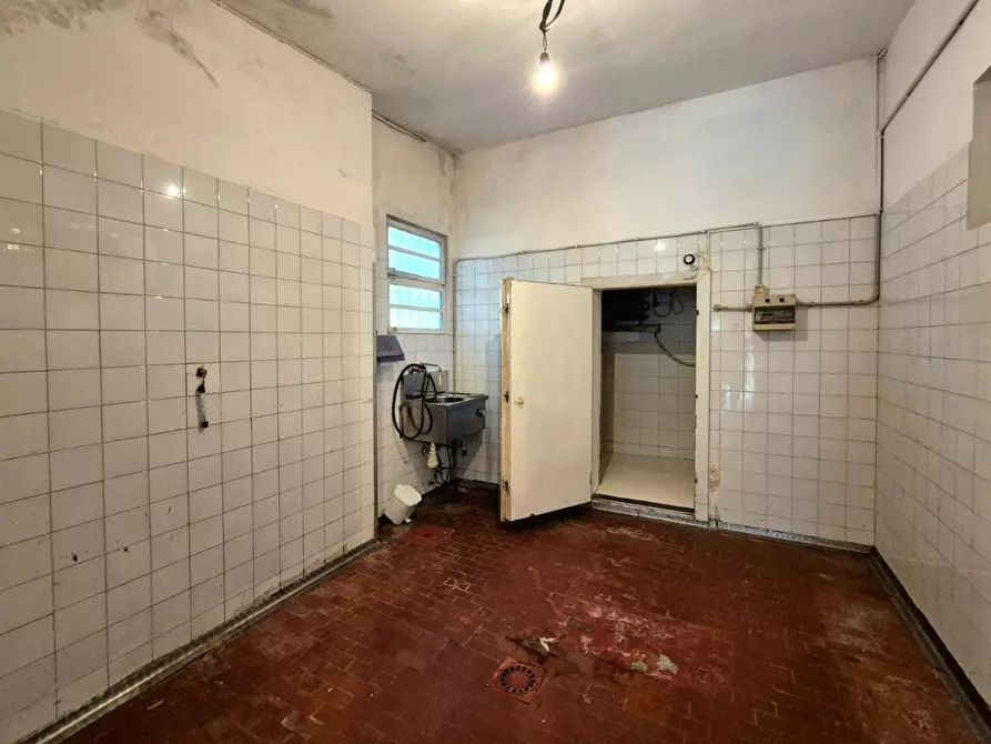 Immagine 13 di Locale commerciale in vendita  a Capannori