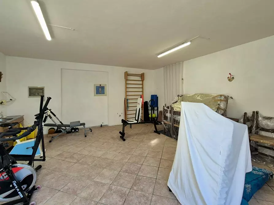 Immagine 8 di Locale commerciale in vendita  a Capannori