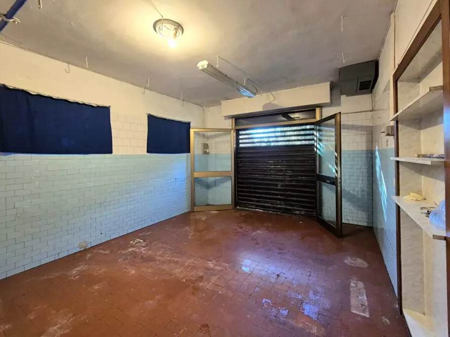 Immagine 11 di Locale commerciale in vendita  a Capannori