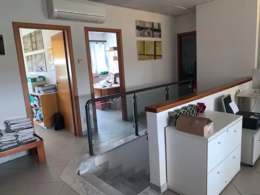Immagine 2 di Ufficio in vendita  a Carrara