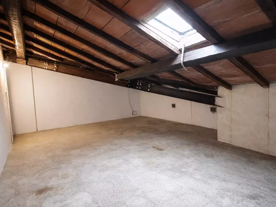 Immagine 15 di Appartamento in vendita  a Lucca