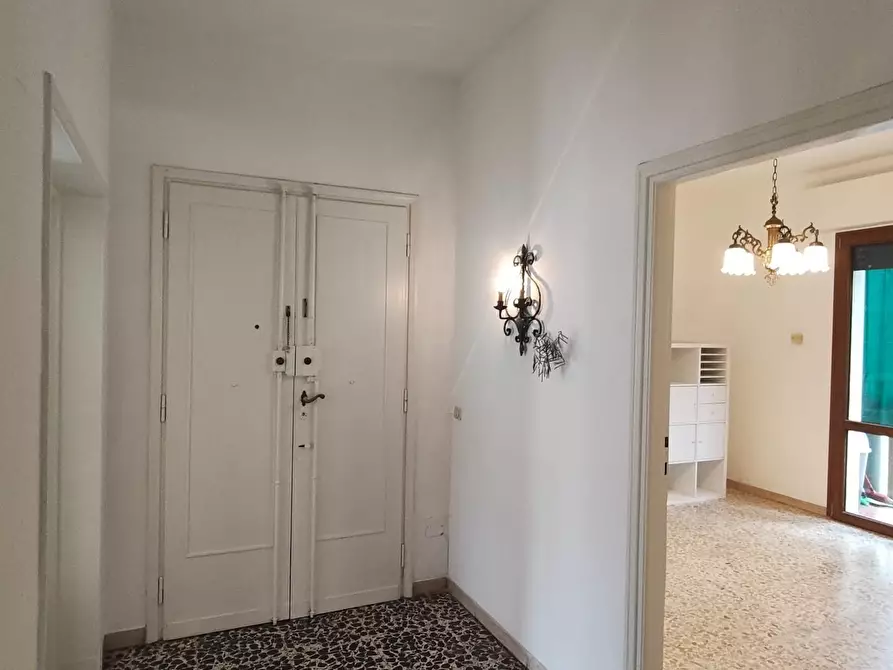 Immagine 6 di Appartamento in vendita  a Lucca