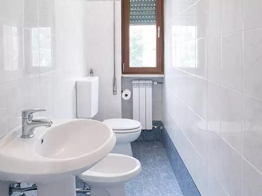 Immagine 13 di Appartamento in vendita  a Lucca