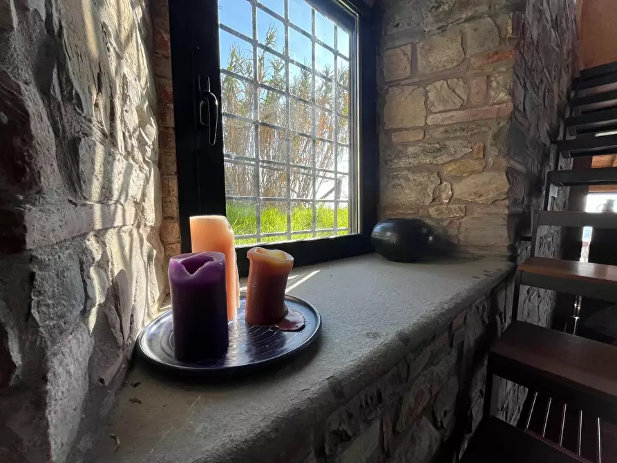 Immagine 9 di Rustico / casale in vendita  a Lucca