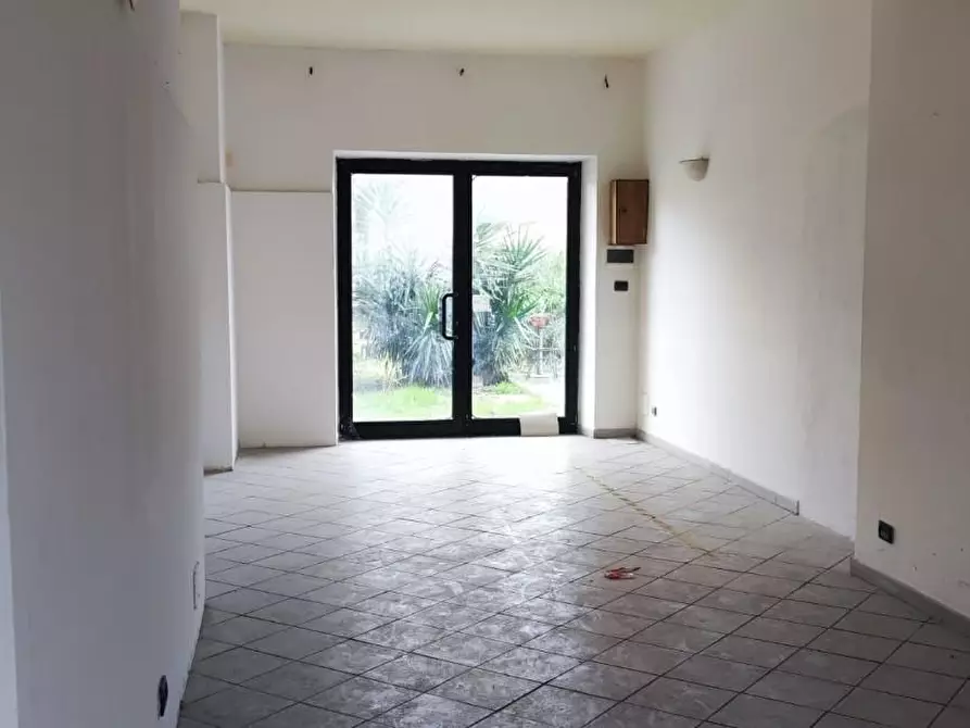 Immagine 1 di Locale commerciale in vendita  a Carrara