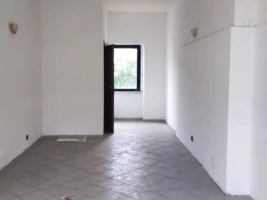 Immagine 3 di Locale commerciale in vendita  a Carrara