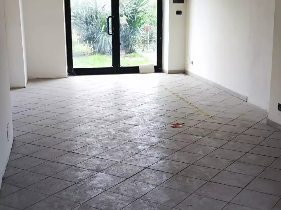 Immagine 6 di Locale commerciale in vendita  a Carrara