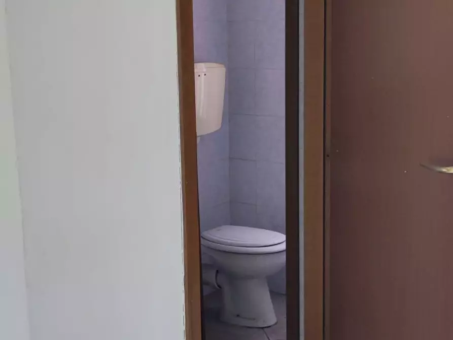 Immagine 4 di Locale commerciale in vendita  a Carrara