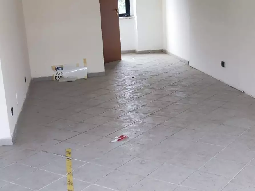 Immagine 7 di Locale commerciale in vendita  a Carrara