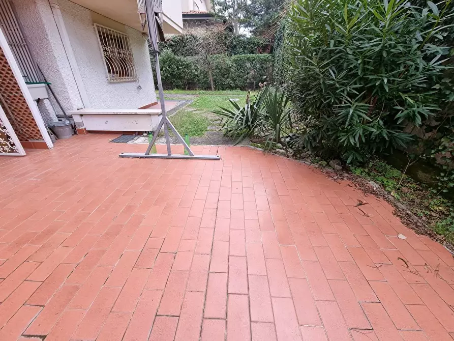 Immagine 2 di Villa in vendita  a Viareggio