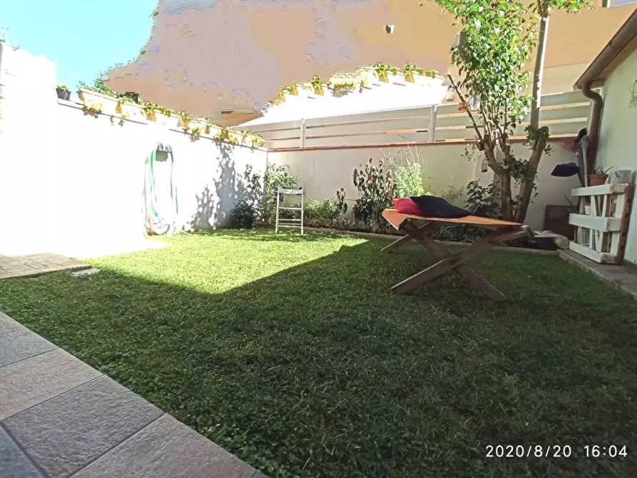 Immagine 1 di Casa bifamiliare in vendita  a Viareggio