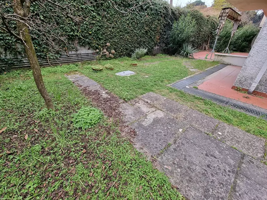 Immagine 1 di Villa in vendita  a Viareggio