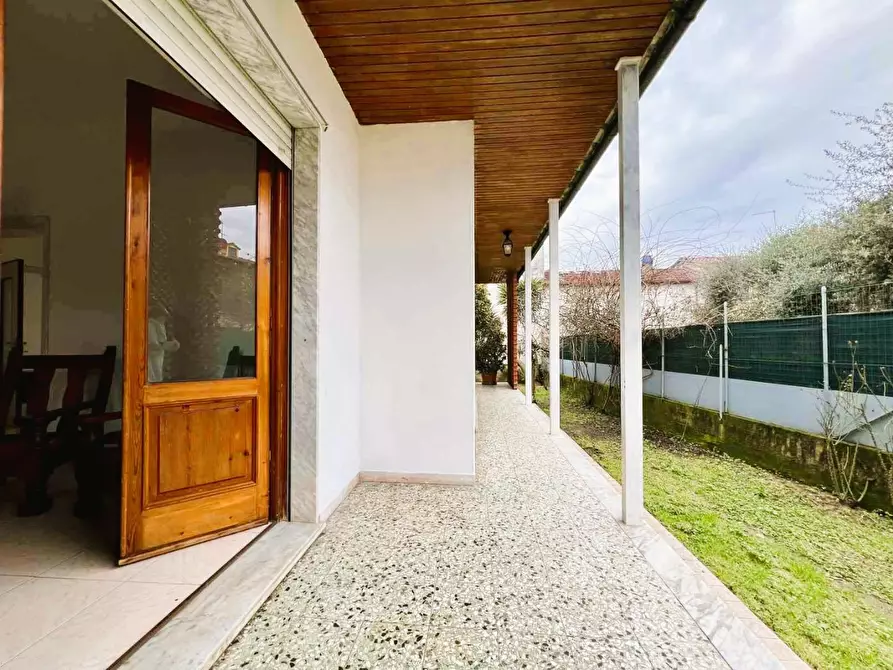 Immagine 3 di Villa in vendita  a Massa