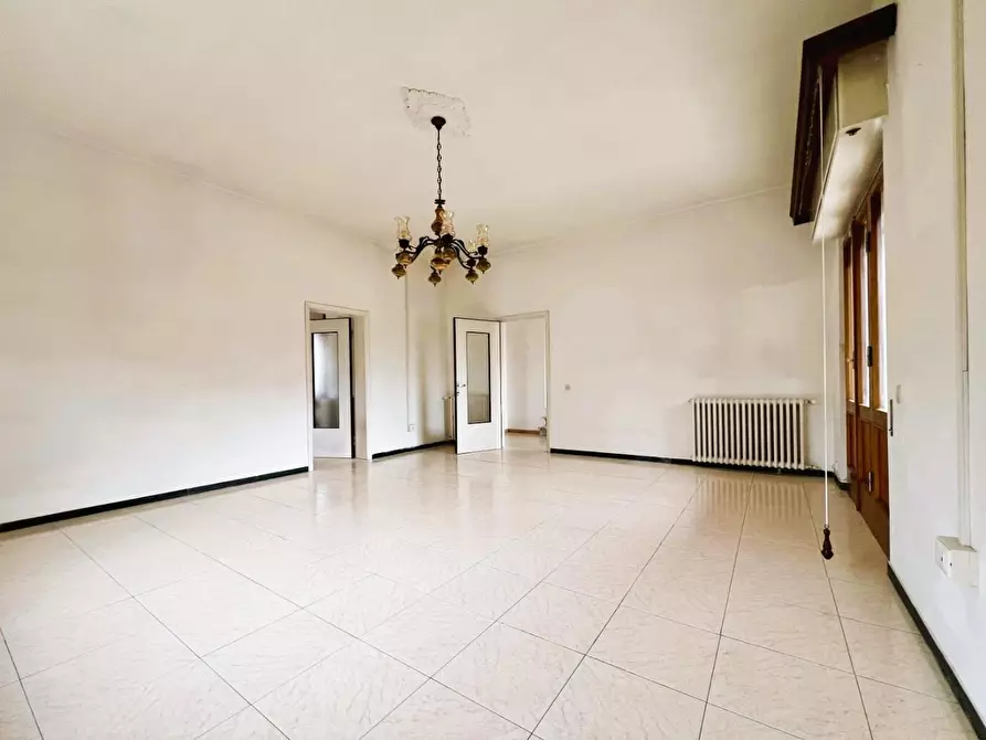 Immagine 7 di Villa in vendita  a Massa