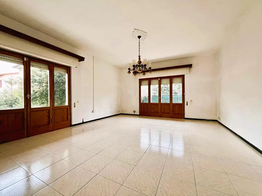 Immagine 4 di Villa in vendita  a Massa