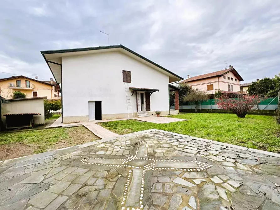 Immagine 2 di Villa in vendita  a Massa