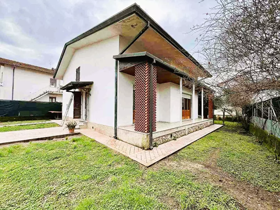 Immagine 1 di Villa in vendita  a Massa