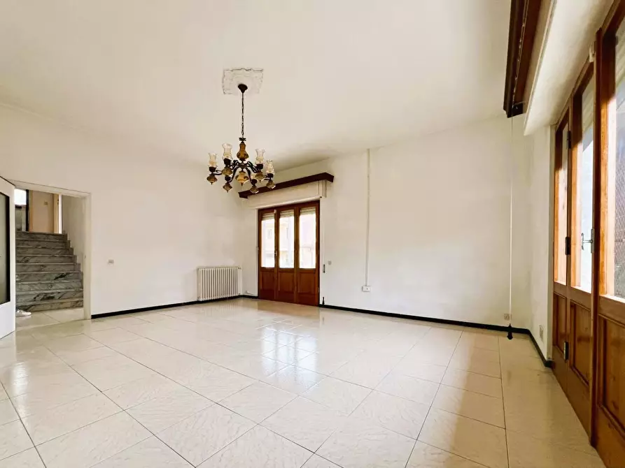 Immagine 6 di Villa in vendita  a Massa