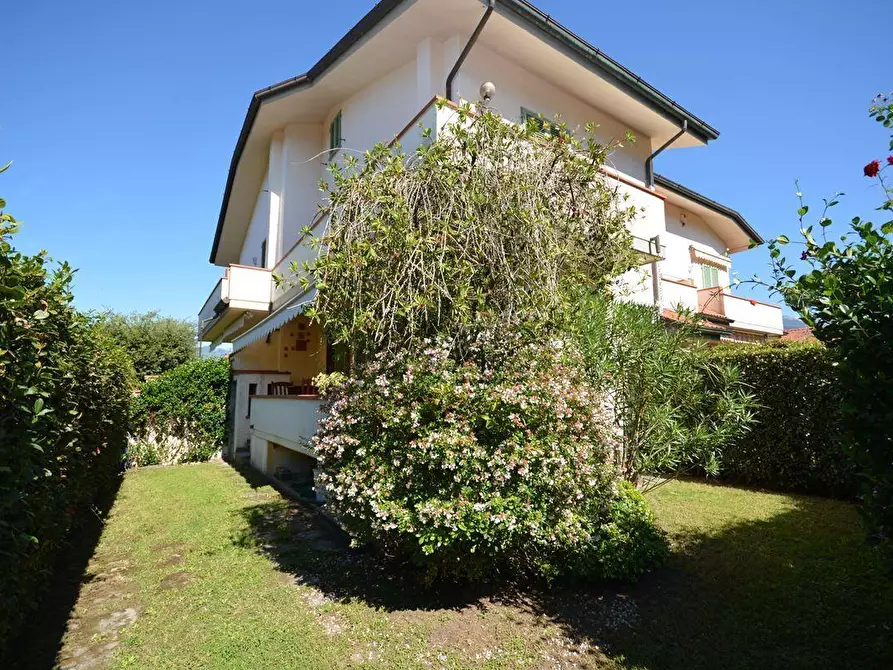 Immagine 1 di Casa bifamiliare in affitto  a Montignoso