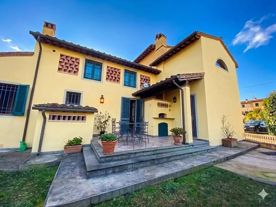 Immagine 1 di Casa bifamiliare in vendita  a Camaiore