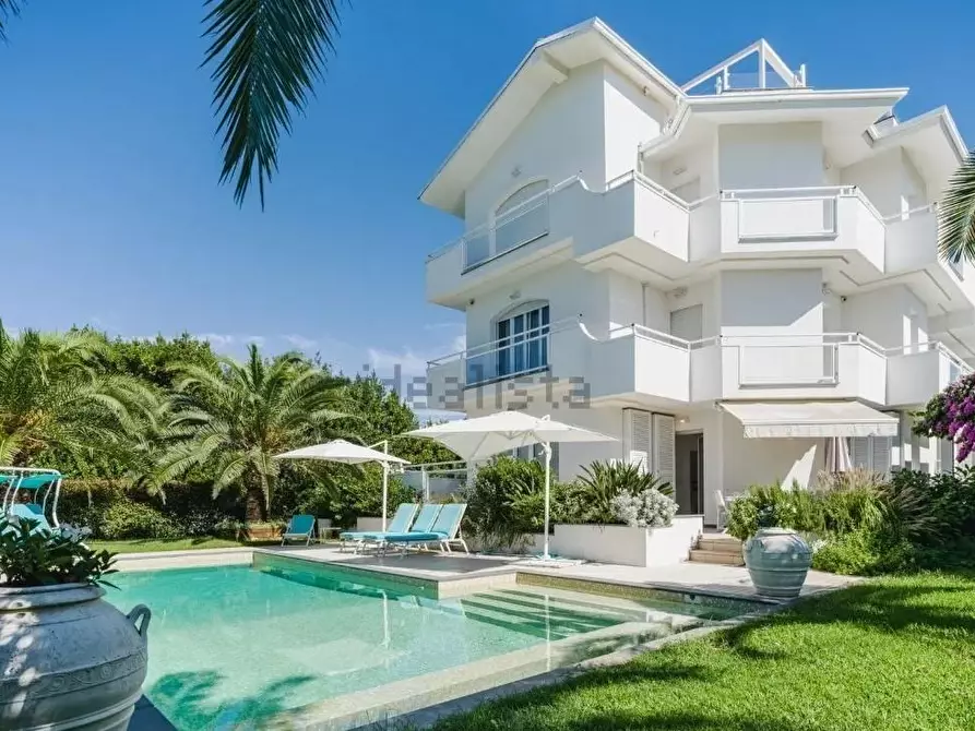 Immagine 16 di Casa trifamiliare in vendita  a Montignoso