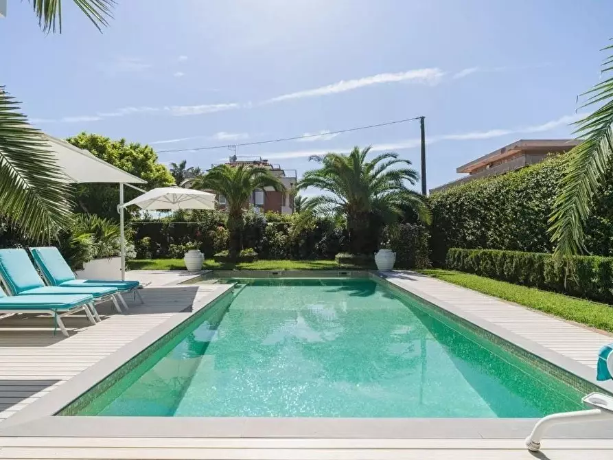 Immagine 8 di Casa trifamiliare in vendita  a Montignoso