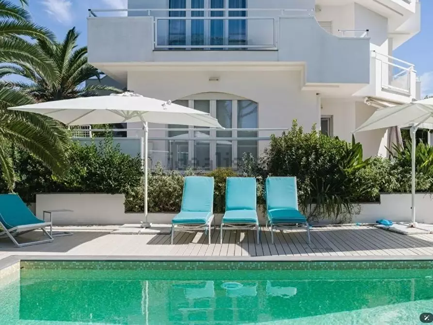 Immagine 1 di Casa trifamiliare in vendita  a Montignoso