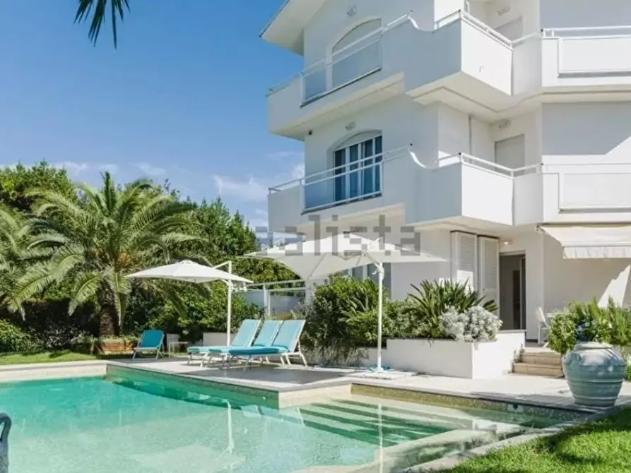 Immagine 2 di Casa trifamiliare in vendita  a Montignoso