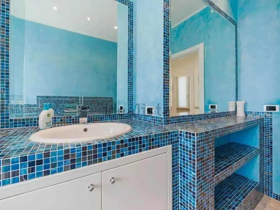 Immagine 17 di Casa trifamiliare in vendita  a Montignoso