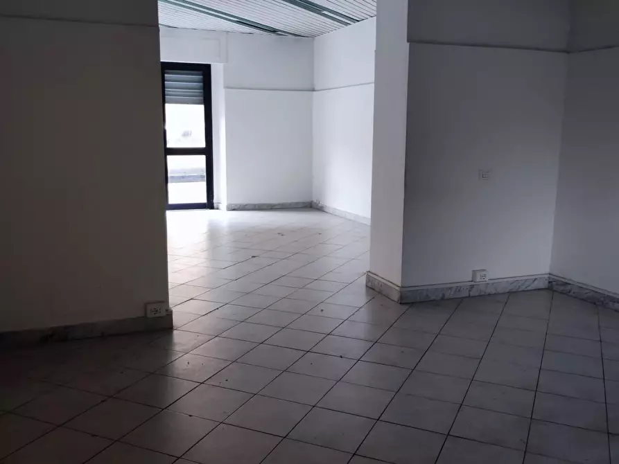 Immagine 2 di Locale commerciale in affitto  a Carrara