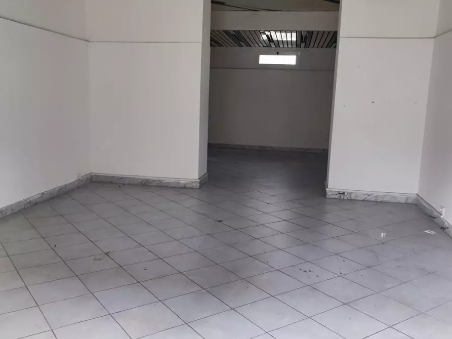 Immagine 3 di Locale commerciale in affitto  a Carrara