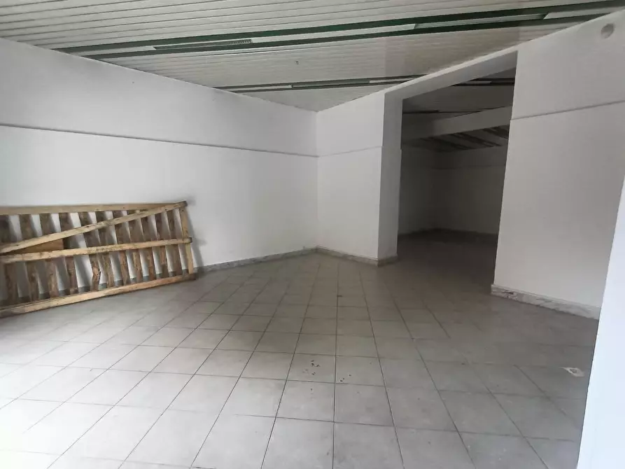 Immagine 15 di Locale commerciale in affitto  a Carrara