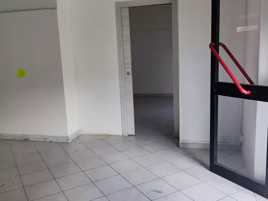 Immagine 4 di Locale commerciale in affitto  a Carrara