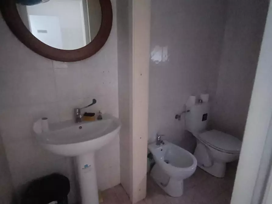 Immagine 12 di Locale commerciale in affitto  a Carrara