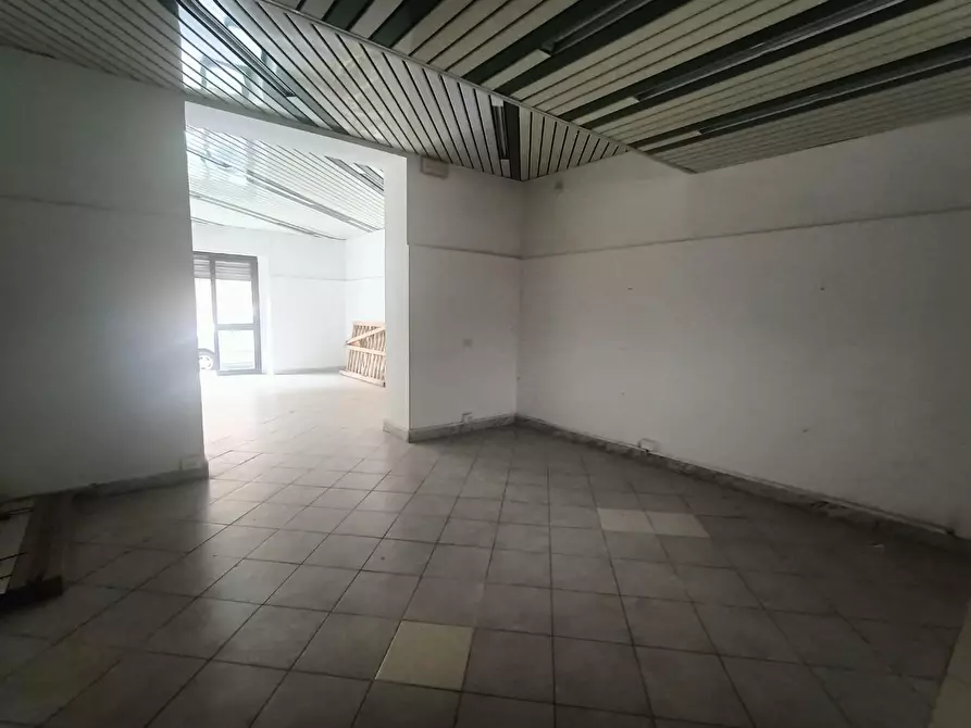 Immagine 8 di Locale commerciale in affitto  a Carrara