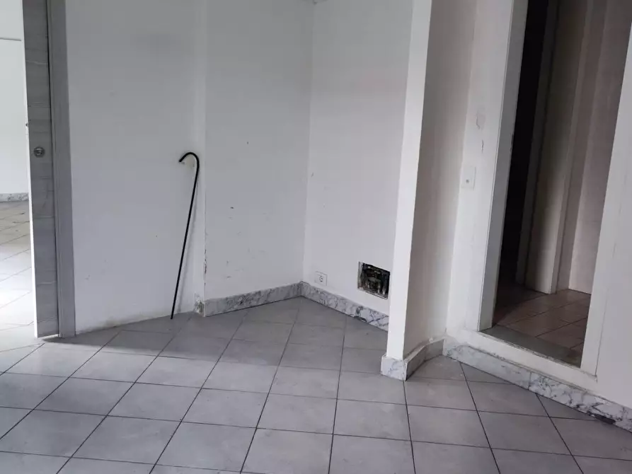 Immagine 5 di Locale commerciale in affitto  a Carrara