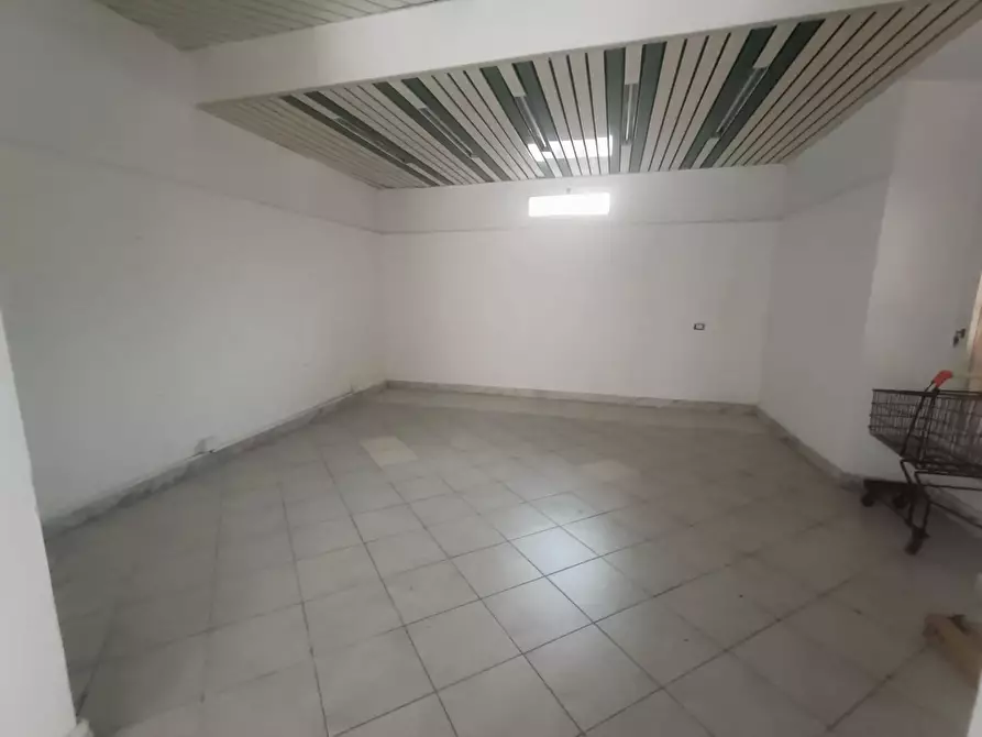 Immagine 10 di Locale commerciale in affitto  a Carrara