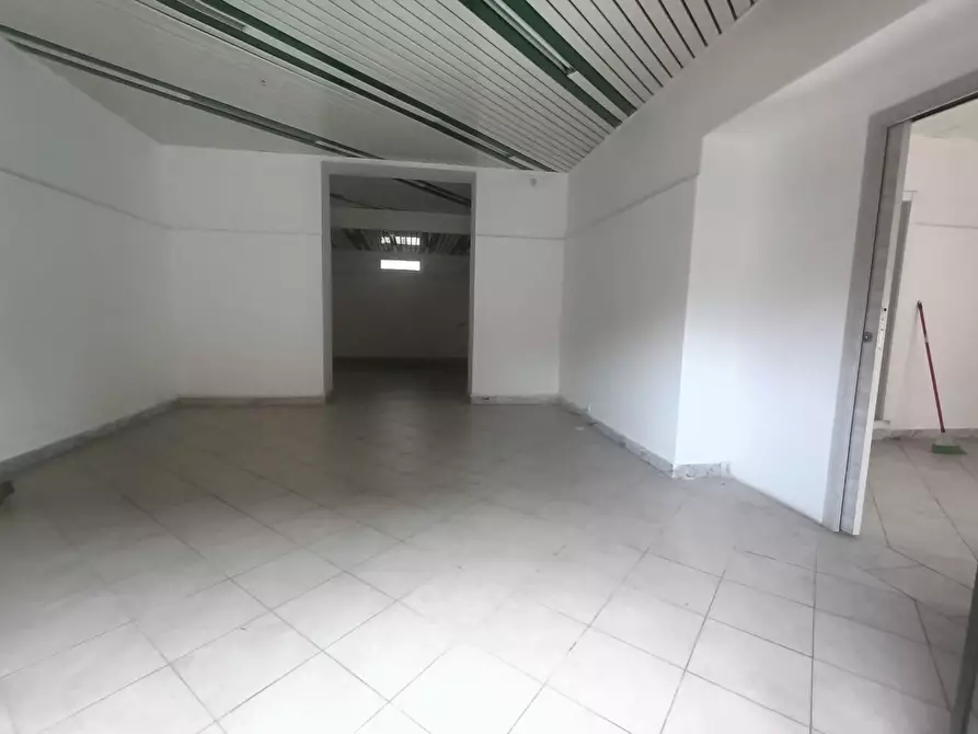 Immagine 16 di Locale commerciale in affitto  a Carrara