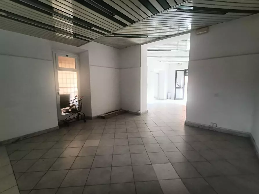 Immagine 9 di Locale commerciale in affitto  a Carrara