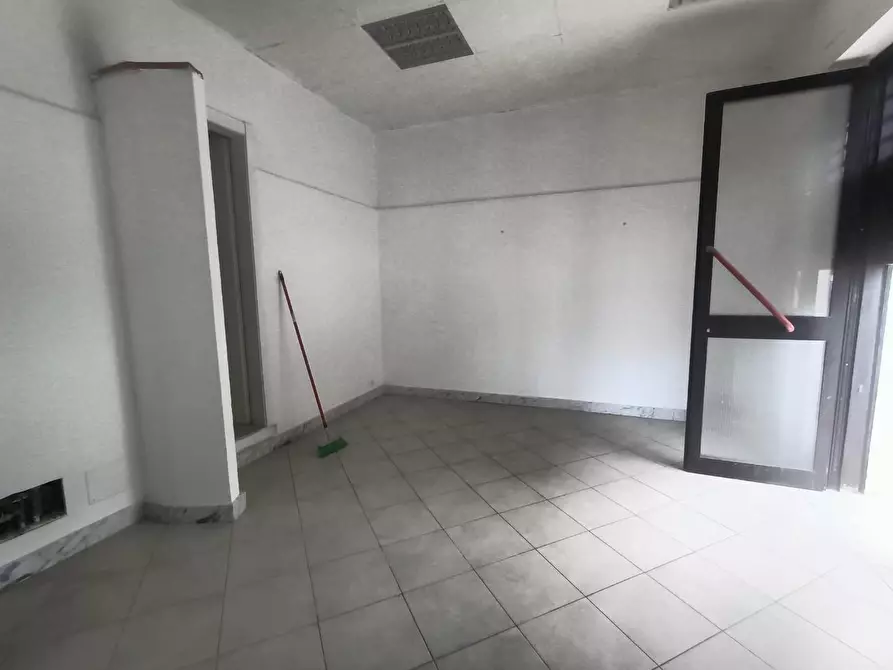 Immagine 14 di Locale commerciale in affitto  a Carrara