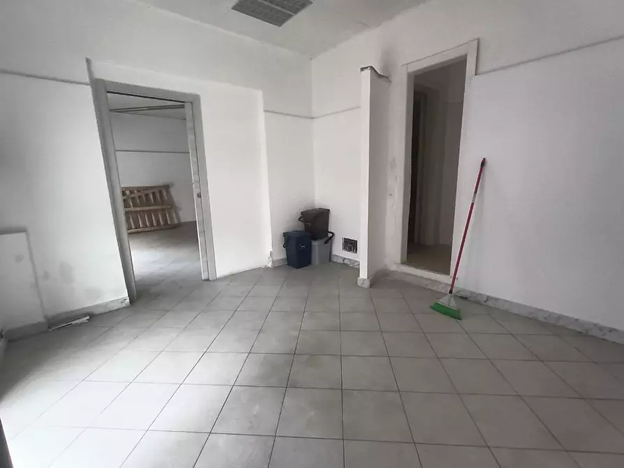 Immagine 13 di Locale commerciale in affitto  a Carrara