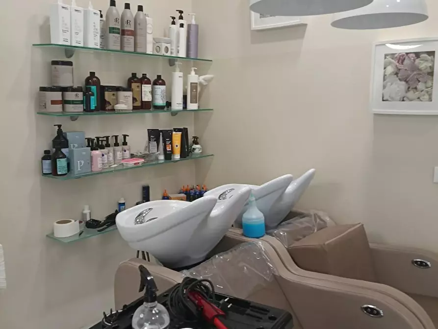 Immagine 7 di Locale commerciale in vendita  a Pisa